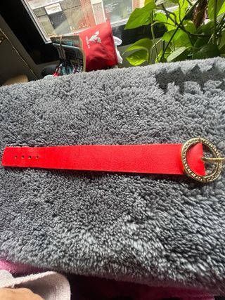 Pulsera Carolina Herrera Roja Cuero Hebilla Dorada