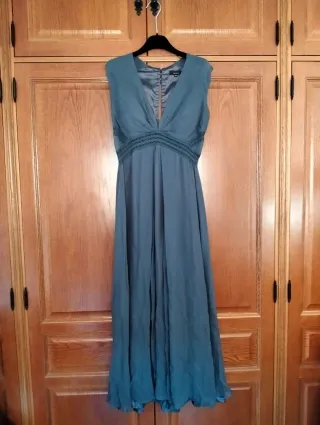 Vestido largo de fiesta con chaquetilla drapeada.