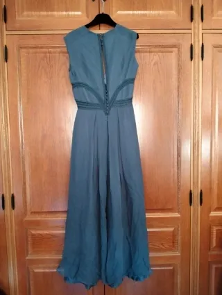 Vestido largo de fiesta con chaquetilla drapeada.