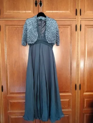 Vestido largo de fiesta con chaquetilla drapeada.