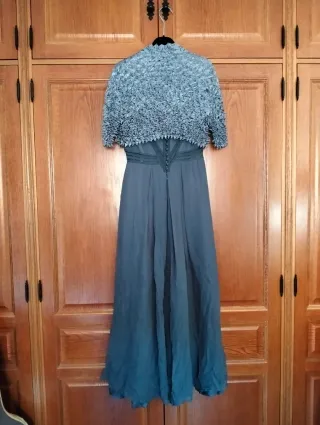 Vestido largo de fiesta con chaquetilla drapeada.