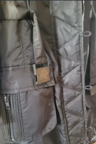 Parka con capucha marrón