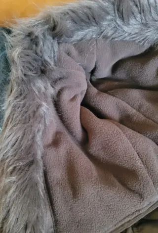 Parka con capucha marrón