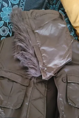 Parka con capucha marrón