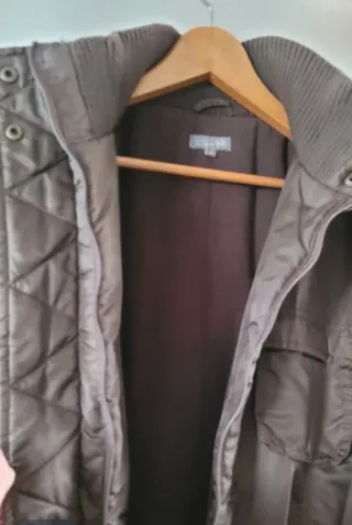 Parka con capucha marrón