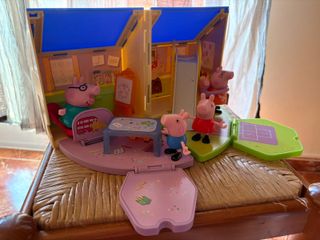 Mesa de dibujo infantil y carrito muñecas