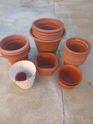 Conjunto di Vasi in Plastica e Terracotta