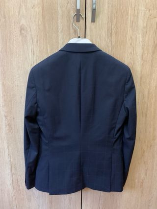 Traje azul con cuadros finos ideal para graduarse