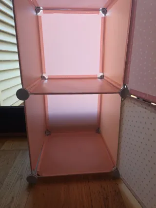 Mueble infantil rosa con estrellas y puntos