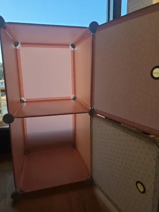 Mueble infantil rosa con estrellas y puntos