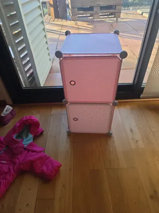 Mueble infantil rosa con estrellas y puntos