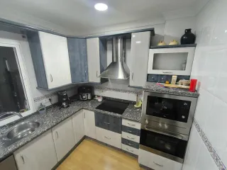 Muebles de cocina con campana y horno.