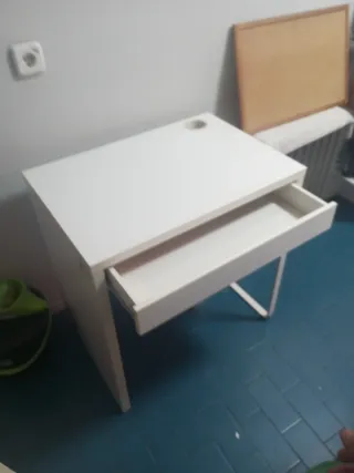 Mesa de escritorio blanca