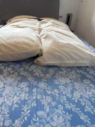 Cama abatible blanca y naranja.