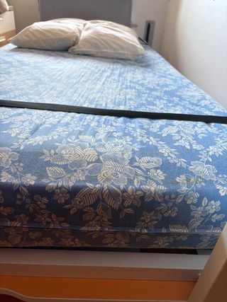 Cama abatible blanca y naranja.