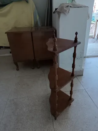 Estantería esquinera de madera