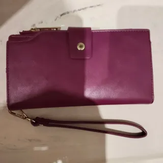 Cartera de mano morada