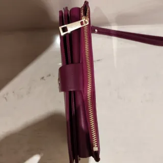Cartera de mano morada