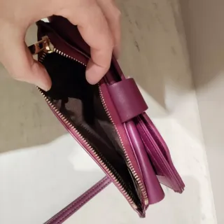 Cartera de mano morada