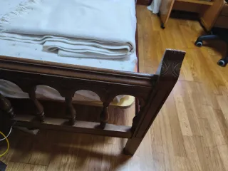 Cama de madera con cabecero