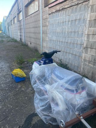 Moto de agua azul y blanca