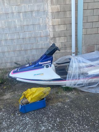 Moto de agua azul y blanca