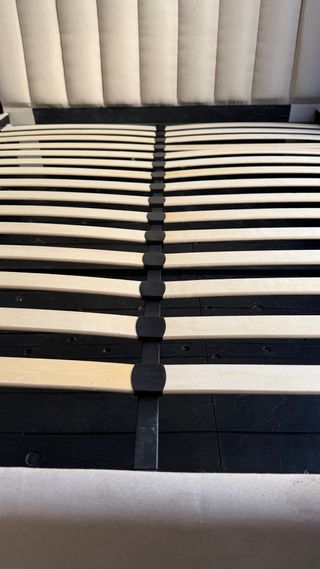 Somier y cabecero beige y negro con cofre