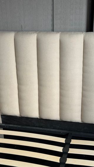 Somier y cabecero beige y negro con cofre