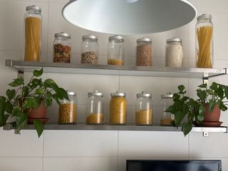 Estanterías de cocina metálicas y cristal
