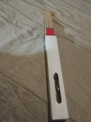 Ventaglio rosso con bacchette in legno