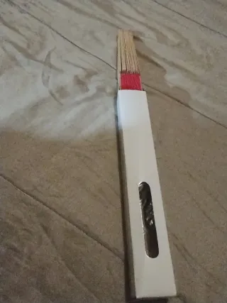 Ventaglio rosso con bacchette in legno