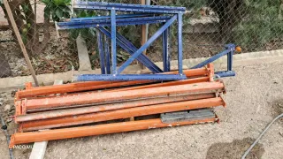 Pilastras de estantería metálicas