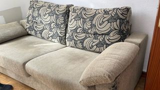 Sofá de tela beige y multicolor