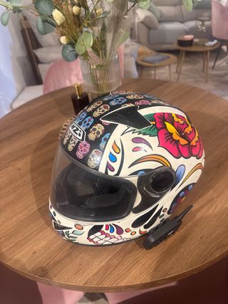 Casco de moto con diseño de calaveras