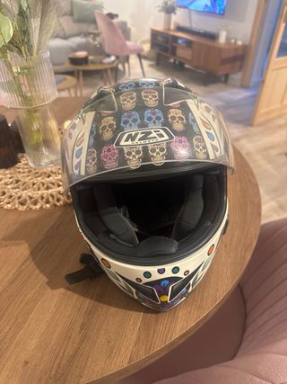 Casco de moto con diseño de calaveras