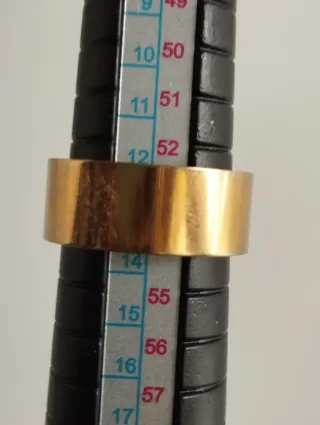 Anillo ancho de acero dorado con cristal central