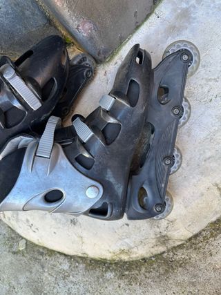 Patines en línea negros y plateados, talla 43