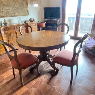 Madia e tavolo rotondo con 4 sedie