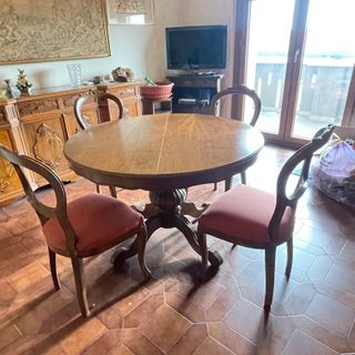 Madia e tavolo rotondo con 4 sedie