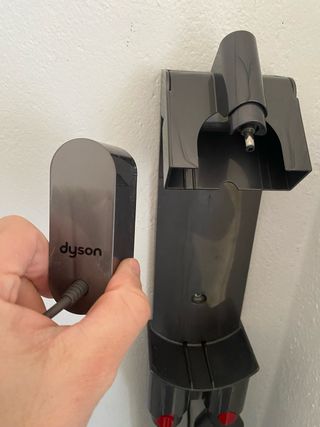 Caricabatterie Dyson V8 e 2 accessori