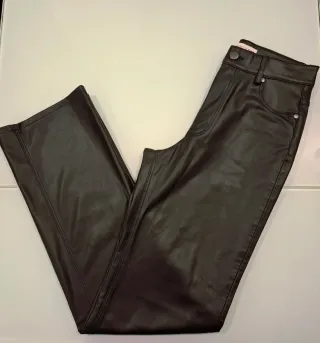 Pantalón polipiel negro Zara