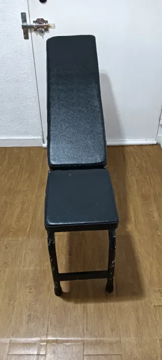 Banco de musculación negra acolchada inclinable