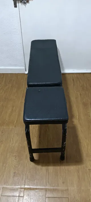 Banco de musculación negra acolchada inclinable