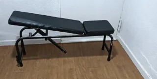Banco de musculación negra acolchada inclinable