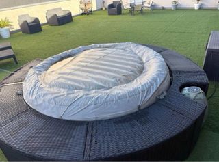 Jacuzzi exterior con estructura