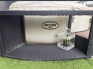 Jacuzzi exterior con estructura