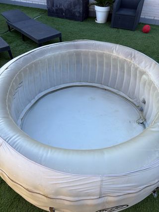 Spa / Jacuzzi exterior con estructura