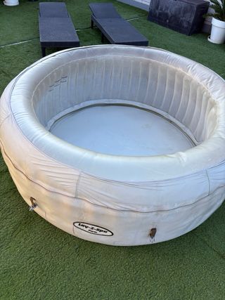 Spa / Jacuzzi exterior con estructura