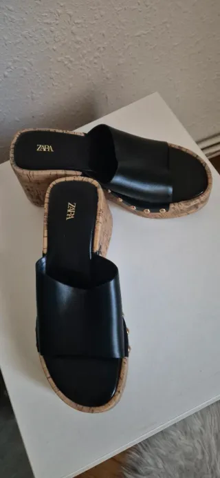 Sandalias Zara Talla 36 Negras Tachuelas Doradas