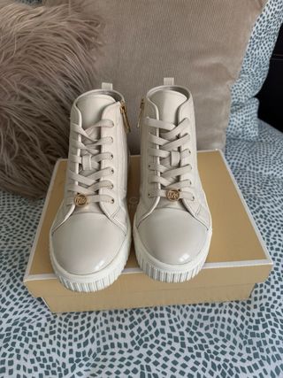 Zapatillas Michael Kors Beige y Doradas